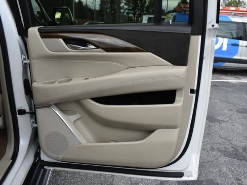 Used 2020 Cadillac Escalade ESV Premium Luxury image 36