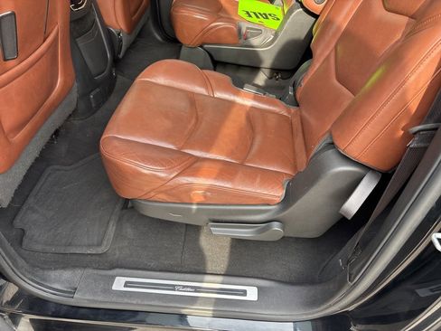 Used 2017 Cadillac Escalade ESV Luxury image 16