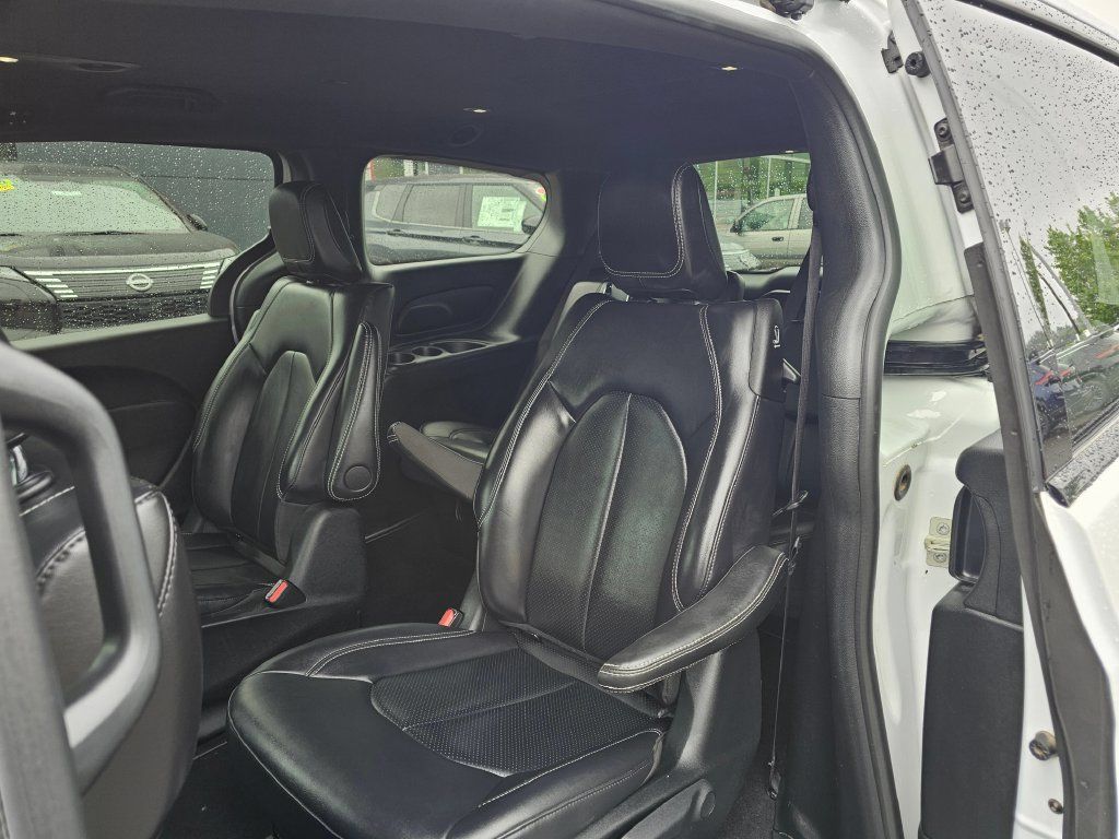 Used 2024 Chrysler Pacifica Limited FWD image 14