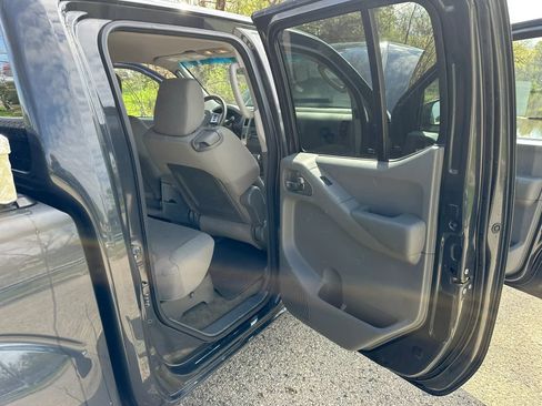 Used 2011 Nissan Frontier SV AWD/4WD image 11