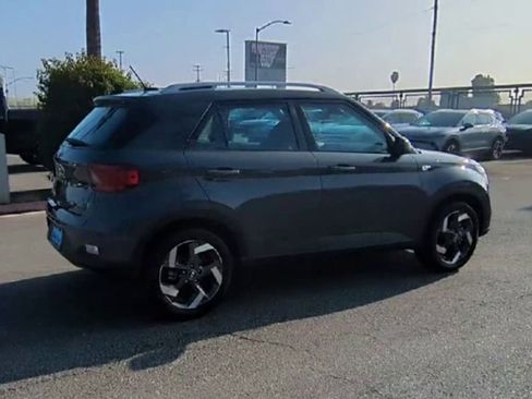 Used 2025 Hyundai Venue SEL image 8
