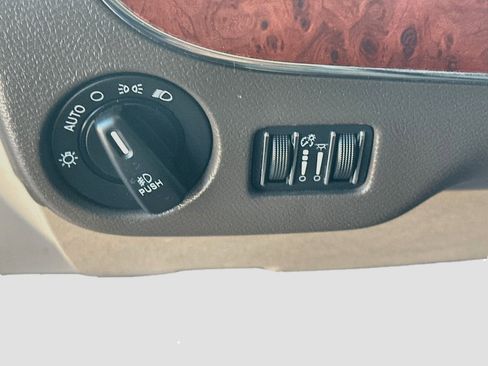Used 2013 Chrysler Town & Country Touring FWD image 16