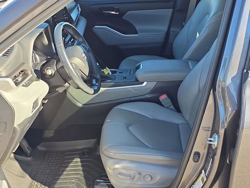 Used 2021 Toyota Highlander XLE image 15