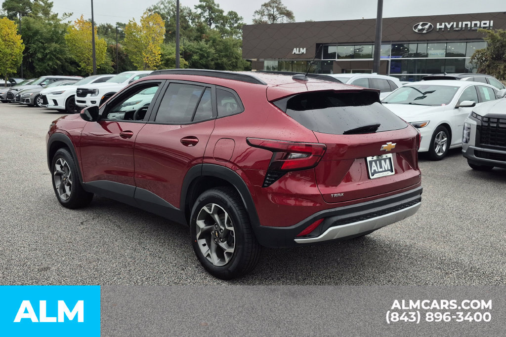Used 2025 Chevrolet Trax LT FWD image 8