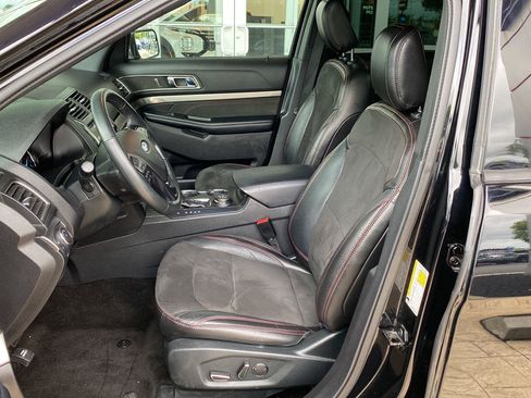 Used 2018 Ford Explorer XLT w/ Equipment Group 202A AWD/4WD image 19