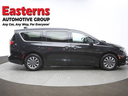 Used 2023 Chrysler Pacifica Touring-L image 42
