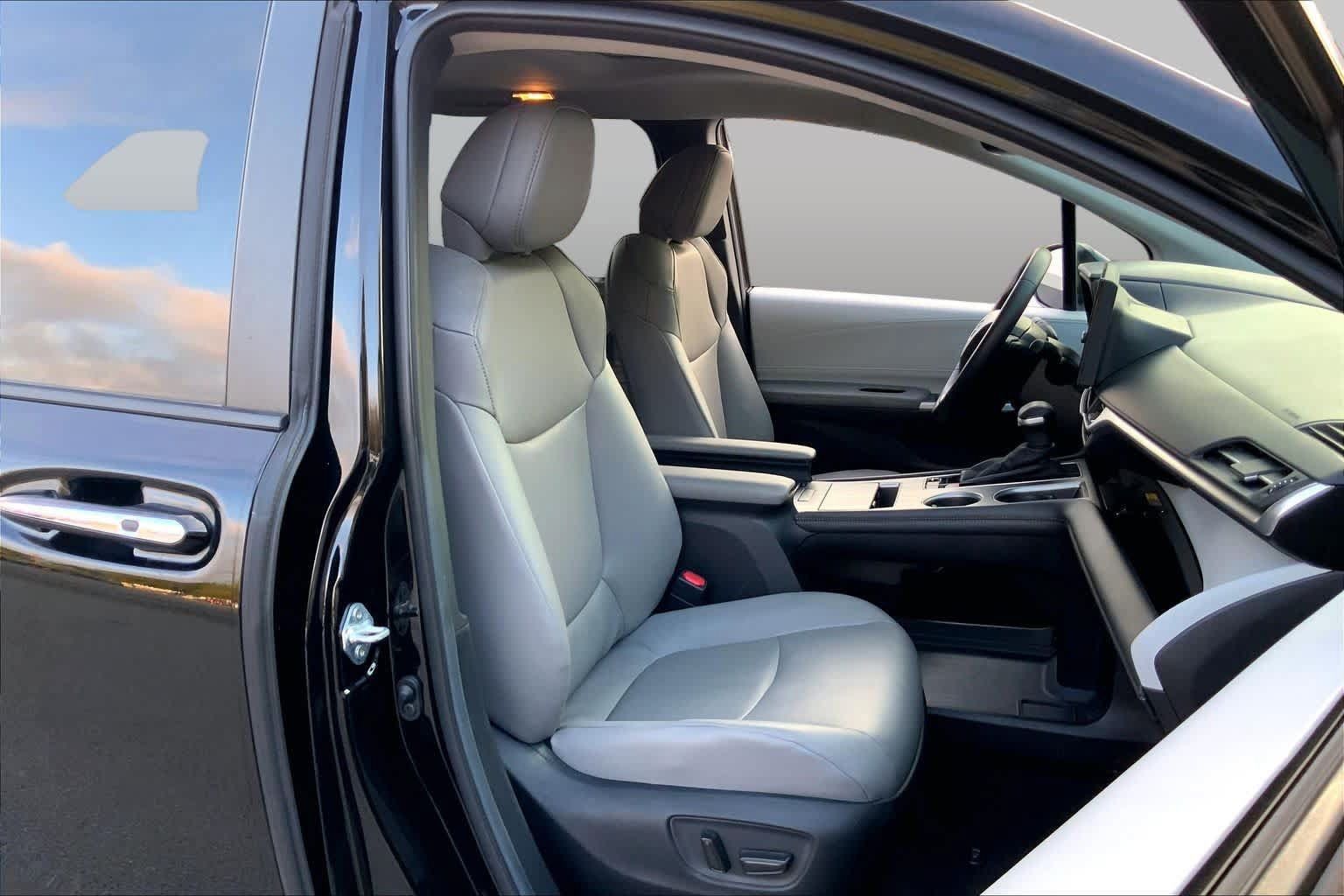 Used 2025 Toyota Sienna XLE FWD image 9