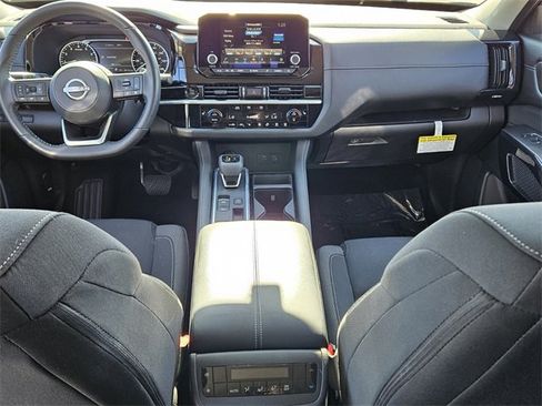 Used 2025 Nissan Pathfinder SV image 8
