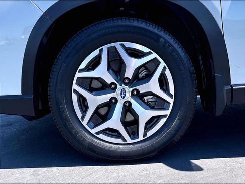 Used 2019 Subaru Forester Premium w/ All-Weather Package AWD/4WD image 12