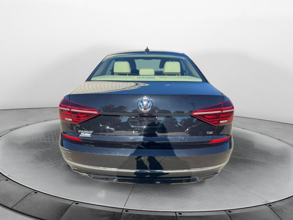 Used 2018 Volkswagen Passat 2.0T R-Line w/ R-Line Lighting Package FWD image 14