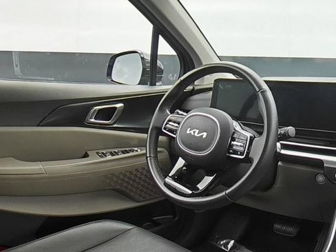 Used 2025 Kia Carnival FWD image 22