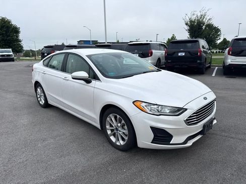 Used 2019 Ford Fusion SE FWD image 1