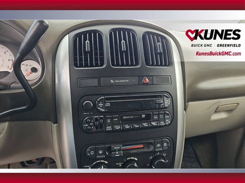 Used 2006 Chrysler Town & Country Touring FWD image 19