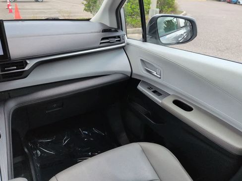 Certified 2025 Toyota Sienna XLE FWD image 17