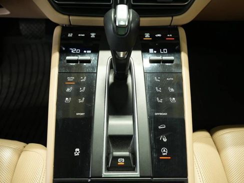 Certified 2022 Porsche Macan AWD/4WD image 23