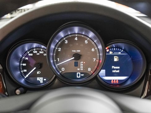 Certified 2025 Porsche Macan S image 18