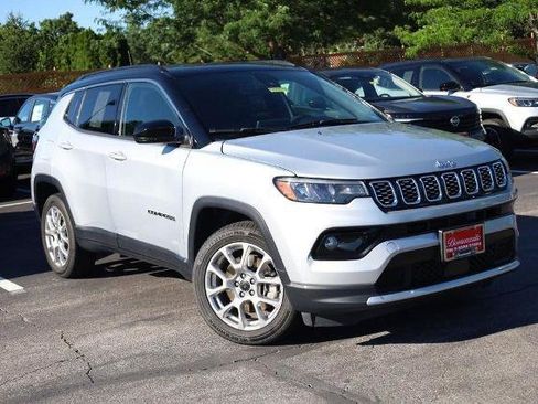 Used 2025 Jeep Compass Limited AWD/4WD image 2