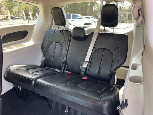 Used 2023 Chrysler Pacifica Touring-L image 25