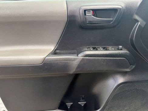 Used 2020 Toyota Tacoma SR w/ SR Convenience Package RWD image 17