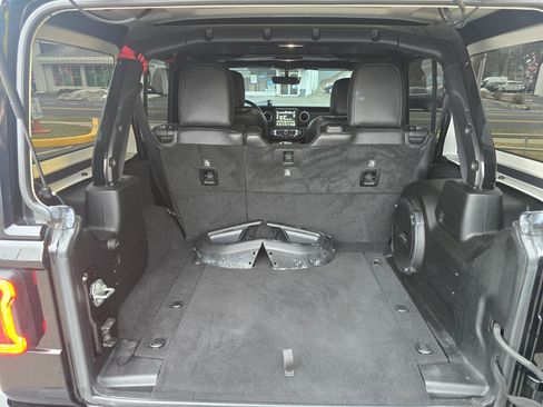 Used 2018 Jeep Wrangler Unlimited Sahara AWD/4WD image 21