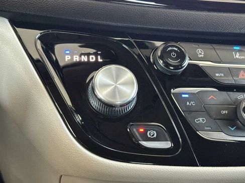 Used 2022 Chrysler Pacifica Touring-L FWD image 19