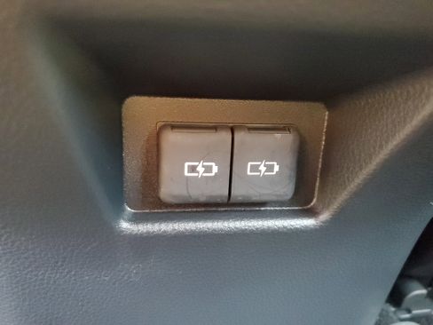 Used 2023 Toyota Venza LE image 12