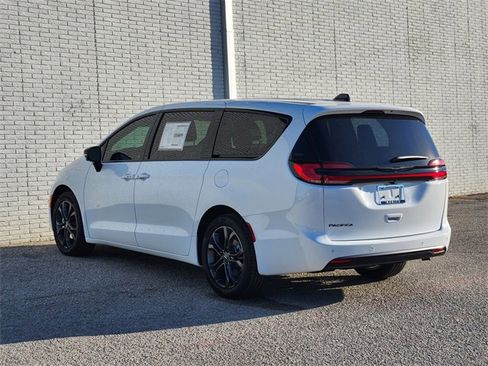 New 2026 Chrysler Pacifica Select image 3