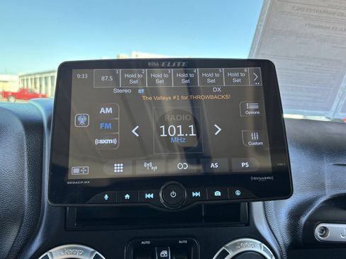 Used 2016 Jeep Wrangler Unlimited Rubicon w/ Connectivity Group AWD/4WD image 24