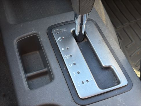 Used 2012 Nissan Frontier SL w/ Moonroof Pkg AWD/4WD image 24
