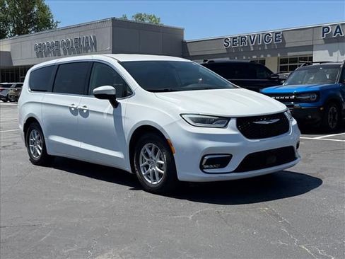 Used 2023 Chrysler Pacifica Touring-L FWD image 2