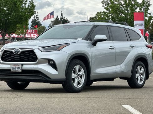 Used 2021 Toyota Highlander LE image 8