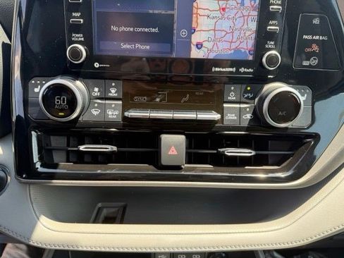 Used 2022 Toyota Highlander XLE AWD/4WD image 23