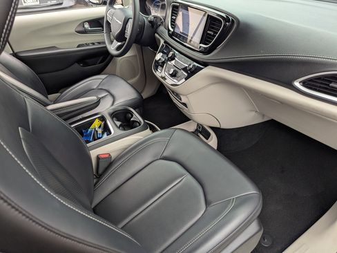 Used 2024 Chrysler Pacifica Select image 14