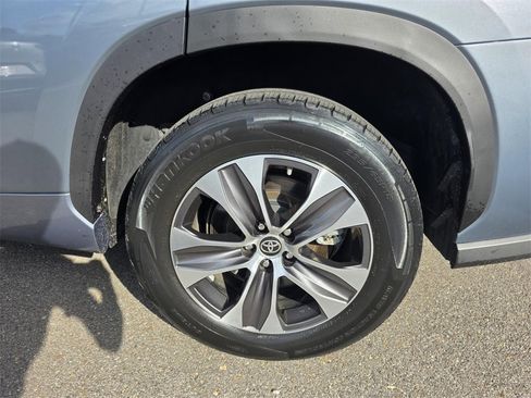Used 2022 Toyota Highlander XLE image 11