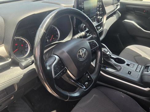 Used 2021 Toyota Highlander LE FWD image 17