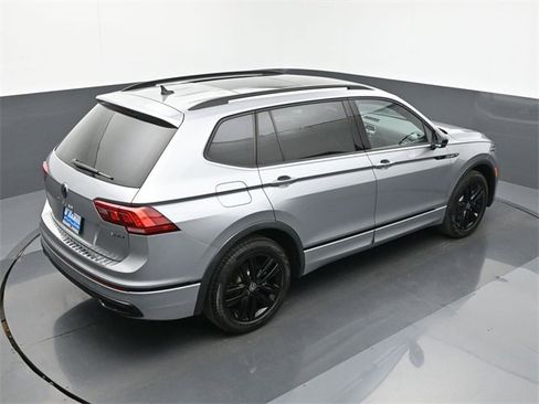 Used 2022 Volkswagen Tiguan SE R-Line image 17