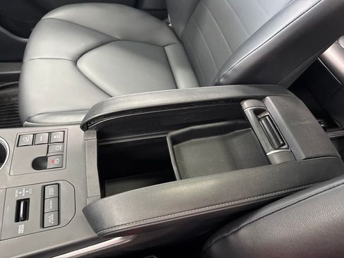 Used 2025 Toyota Highlander XLE AWD/4WD image 32