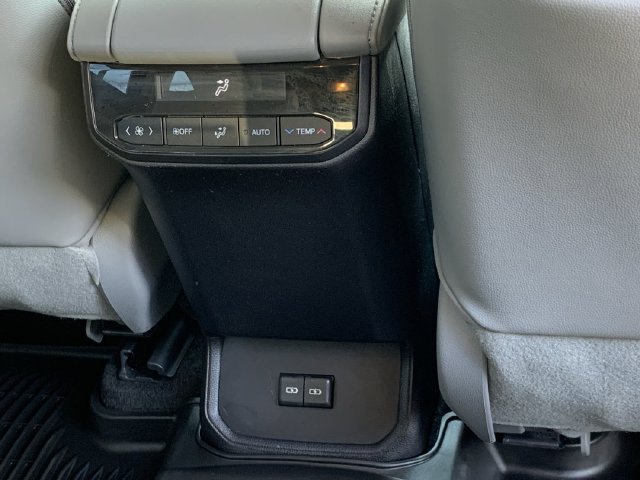 Used 2023 Toyota Highlander XLE FWD image 35
