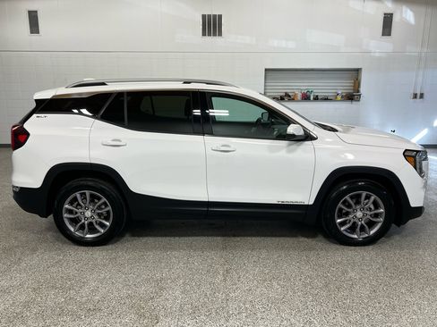 Used 2024 GMC Terrain SLT image 5