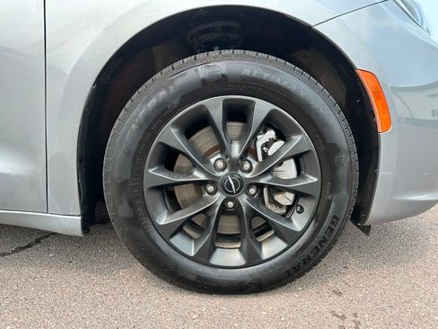 Used 2021 Chrysler Pacifica Limited w/ S Appearance Package AWD/4WD image 39