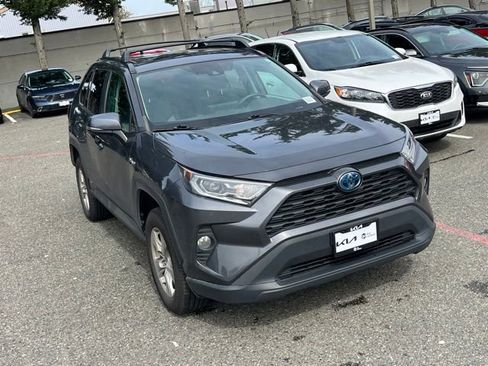 Used 2021 Toyota RAV4 XLE w/ Convenience Package image 7