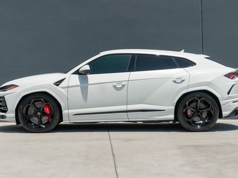 Used 2020 Lamborghini Urus AWD/4WD image 2
