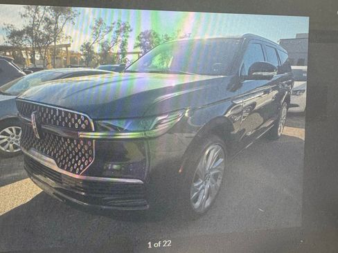 Used 2025 Lincoln Navigator Reserve image 1