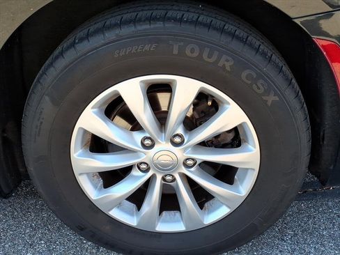 Used 2018 Chrysler Pacifica Touring-L image 7