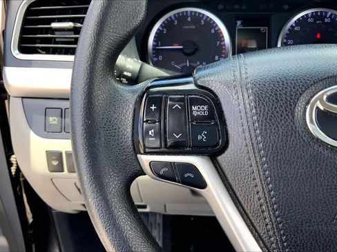 Used 2019 Toyota Highlander LE FWD image 23