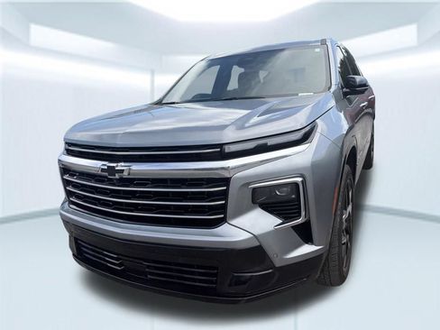 Used 2025 Chevrolet Traverse High Country w/ LPO, Cargo Package FWD image 2