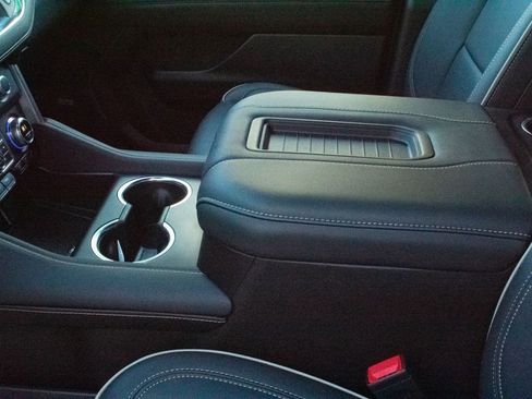 Certified 2024 GMC Yukon SLT w/ SLT Luxury Package image 26