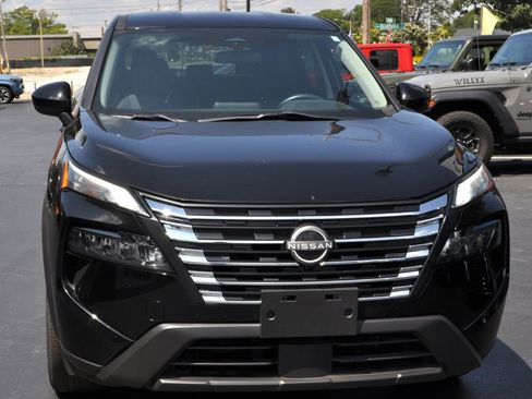 Used 2024 Nissan Rogue SV image 3