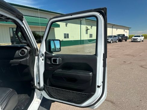 Used 2020 Jeep Gladiator Overland AWD/4WD image 29