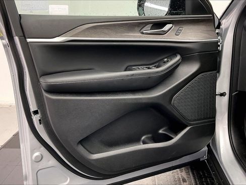 New 2025 Jeep Grand Cherokee L Limited image 12